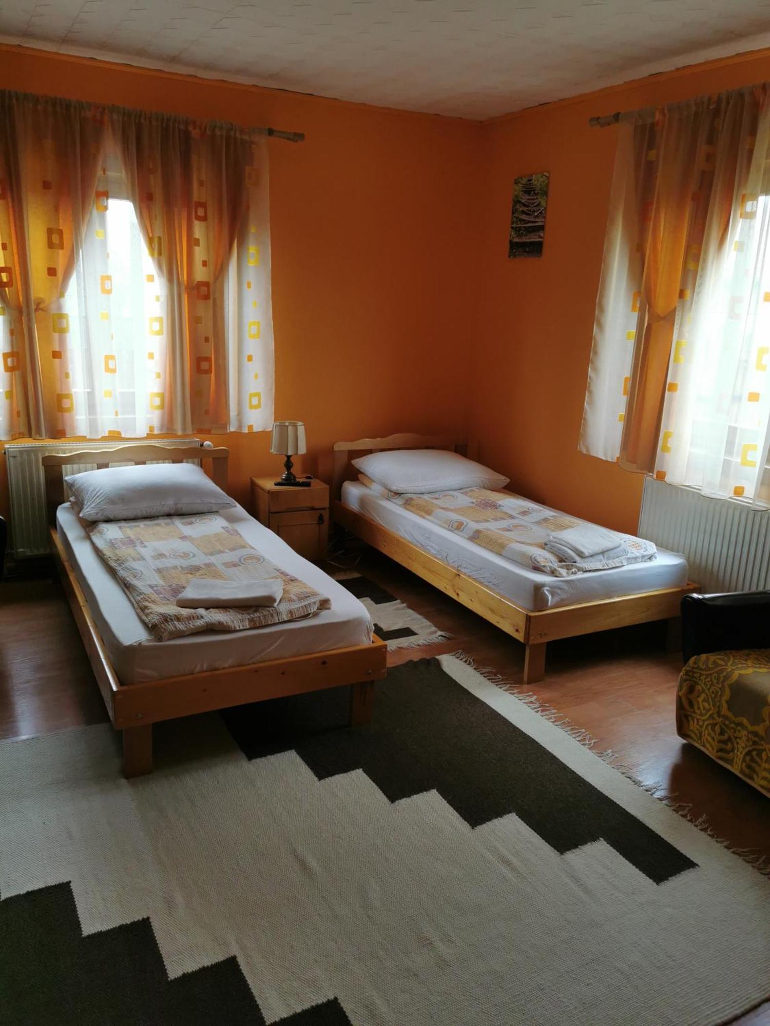 Hotel Emilia Vendeghaz Ciumani Zewnętrze zdjęcie